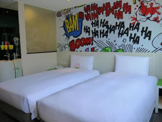 Wholesome Hotel-Superior Twin Room with Window and Bathtub-7