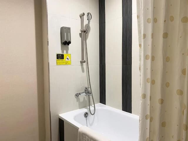 Wholesome Hotel-Superior Twin Room with Window and Bathtub-6