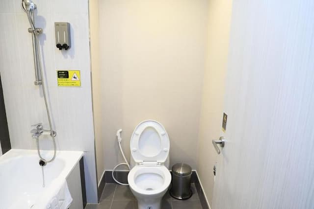 Wholesome Hotel-Superior Twin Room with Window and Bathtub-10