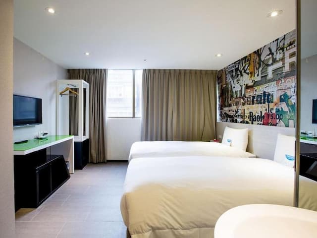 Wholesome Hotel-Superior Twin Room with Window and Bathtub-4