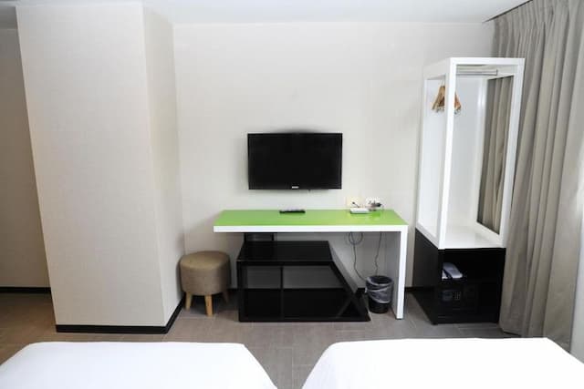 Wholesome Hotel-Superior Twin Room with Window and Bathtub-8