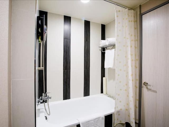 Wholesome Hotel-Superior Twin Room with Window and Bathtub-5