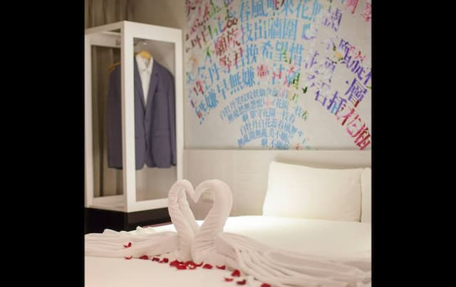 Wholesome Hotel-Deluxe Double Room with Window and Bathtub-8