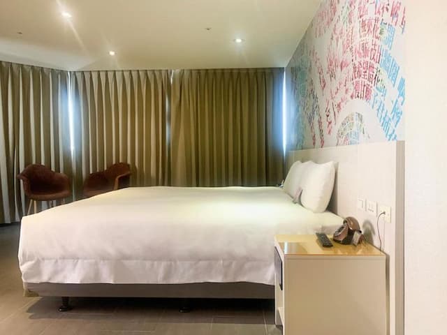 Wholesome Hotel-Deluxe Double Room with Window and Bathtub-7