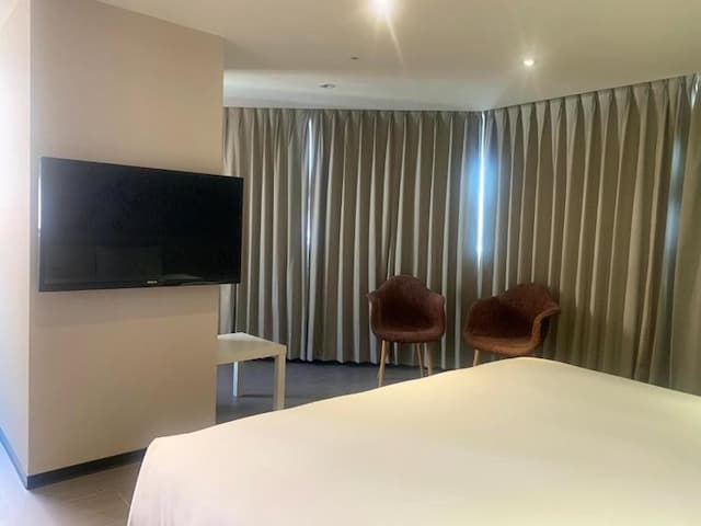 Wholesome Hotel-Deluxe Double Room with Window and Bathtub-6