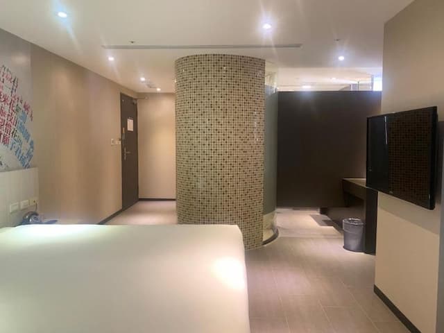 Wholesome Hotel-Deluxe Double Room with Window and Bathtub-4