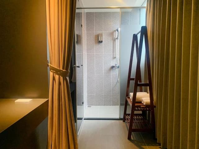 Wholesome Hotel-Deluxe Double Room with Window and Bathtub-9