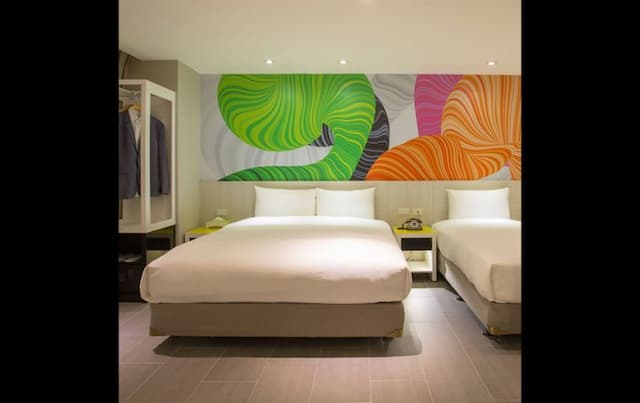 Wholesome Hotel-Superior Triple Room with Window and Bathtub-3