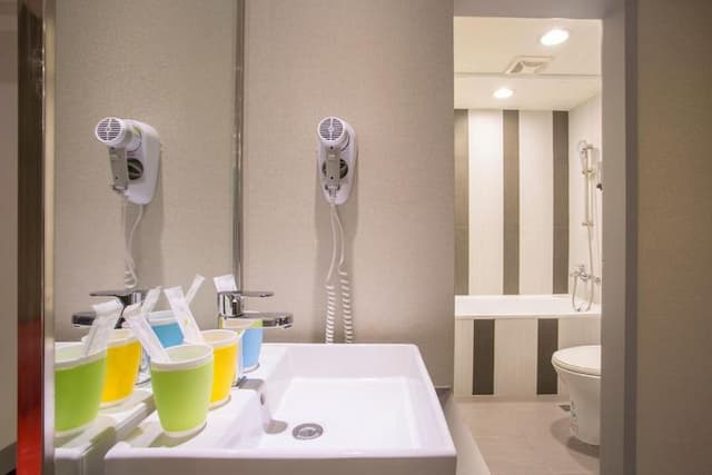 Wholesome Hotel-Superior Triple Room with Window and Bathtub-9