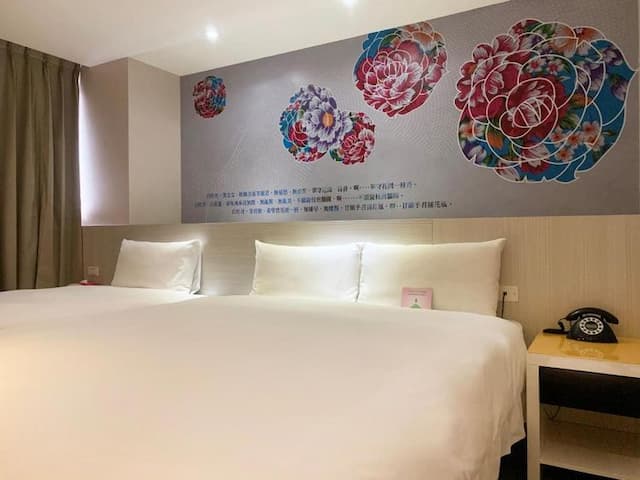 Wholesome Hotel-Superior Triple Room with Window and Bathtub-2