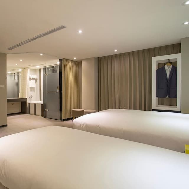 Wholesome Hotel-Superior Triple Room with Window and Bathtub-10