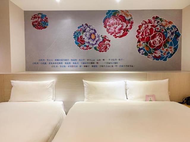 Wholesome Hotel-Superior Triple Room with Window and Bathtub-1