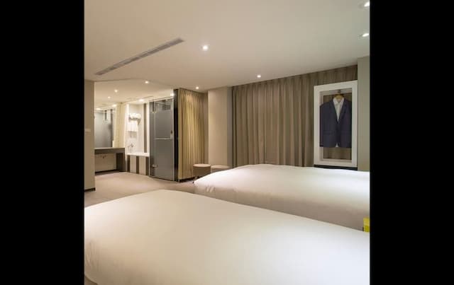 Wholesome Hotel-Superior Triple Room with Window and Bathtub-5