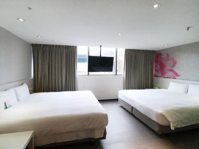 Wholesome Hotel-Superior Quadruple Room-3