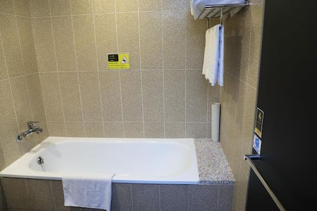 Wholesome Hotel-Standard Quadruple Room with Window-6