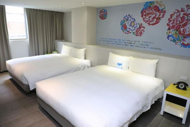 Wholesome Hotel-Standard Quadruple Room with Window-2