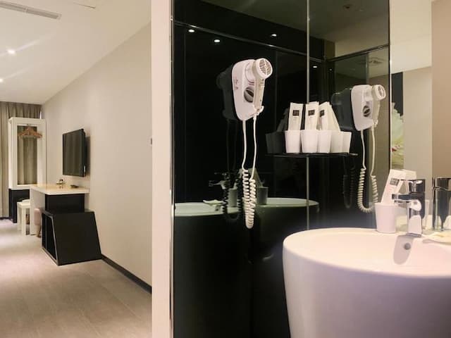 Wholesome Hotel-Standard Quadruple Room with Window-7