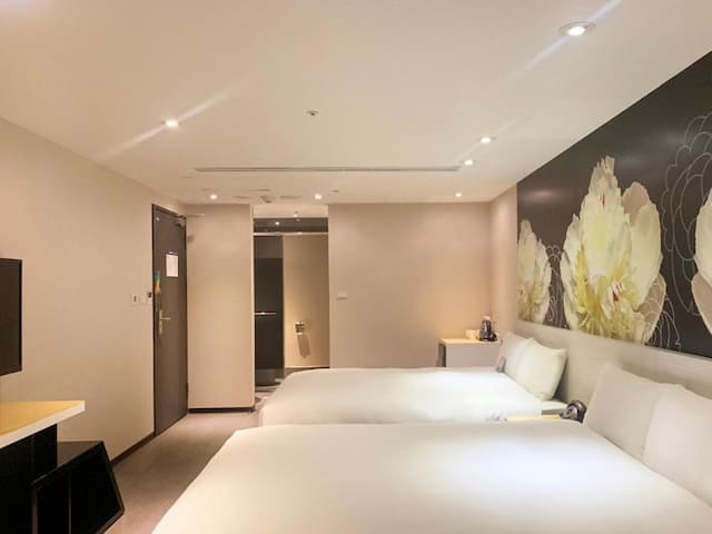 Wholesome Hotel-Standard Quadruple Room with Window-5