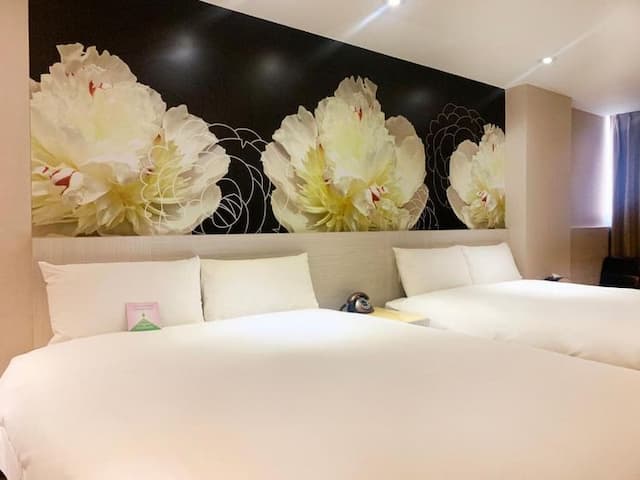 Wholesome Hotel-Standard Quadruple Room with Window-3