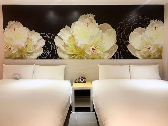 Wholesome Hotel-Standard Quadruple Room with Window-4