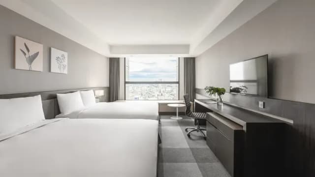 【High Speed Rail Holiday】 2-Day Free Trip to Lakeshore Hotel Tainan-2025 Deluxe Family Room (2 Queen Beds/No Bathtub)-1