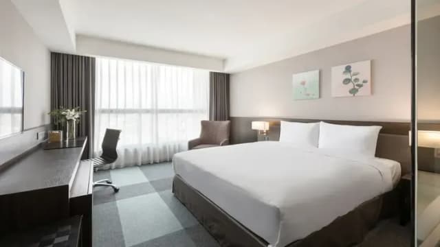 【High Speed Rail Holiday】 2-Day Free Trip to Lakeshore Hotel Tainan-2025 Deluxe Double Room (1 King Bed)-1