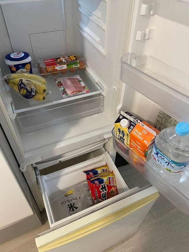 Eggs, bacon, bananas, milk, orange juice, yogurt, cereal, bread, jam, honey *Please cook by yourself.