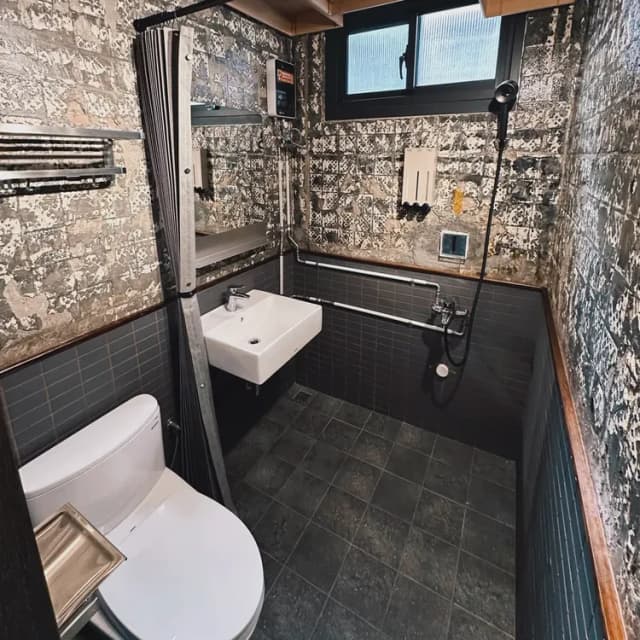 台南酩宿包棟民宿｜6-12人包棟、電麻/KTV/酒吧風、近台南火車站-6-12人小資包棟｜絕美酒吧風｜影音歡唱｜電動麻將｜SWITCH機｜投鏢機-10