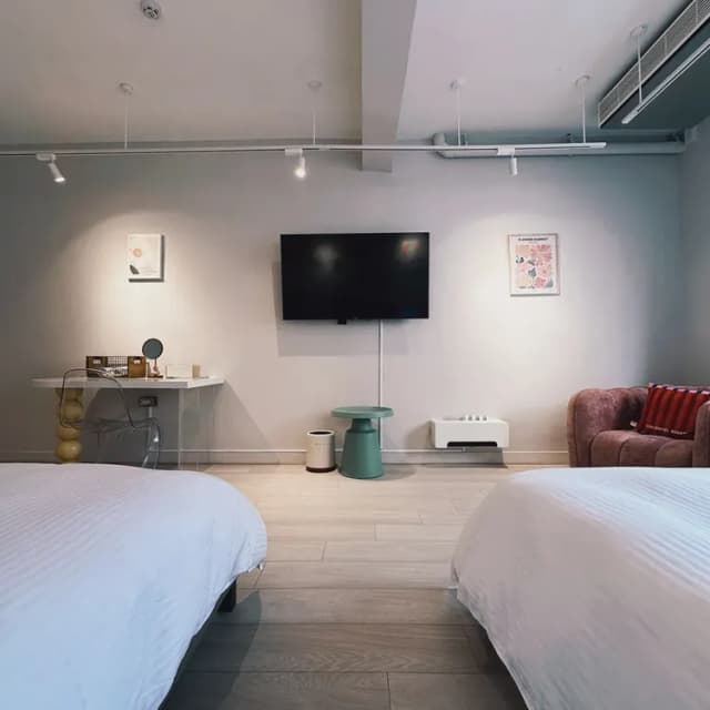 台南酩宿包棟民宿｜6-12人包棟、電麻/KTV/酒吧風、近台南火車站-6-12人小資包棟｜絕美酒吧風｜影音歡唱｜電動麻將｜SWITCH機｜投鏢機-12