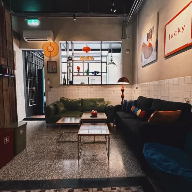 台南酩宿包棟民宿｜6-12人包棟、電麻/KTV/酒吧風、近台南火車站-6-12人小資包棟｜絕美酒吧風｜影音歡唱｜電動麻將｜SWITCH機｜投鏢機-1