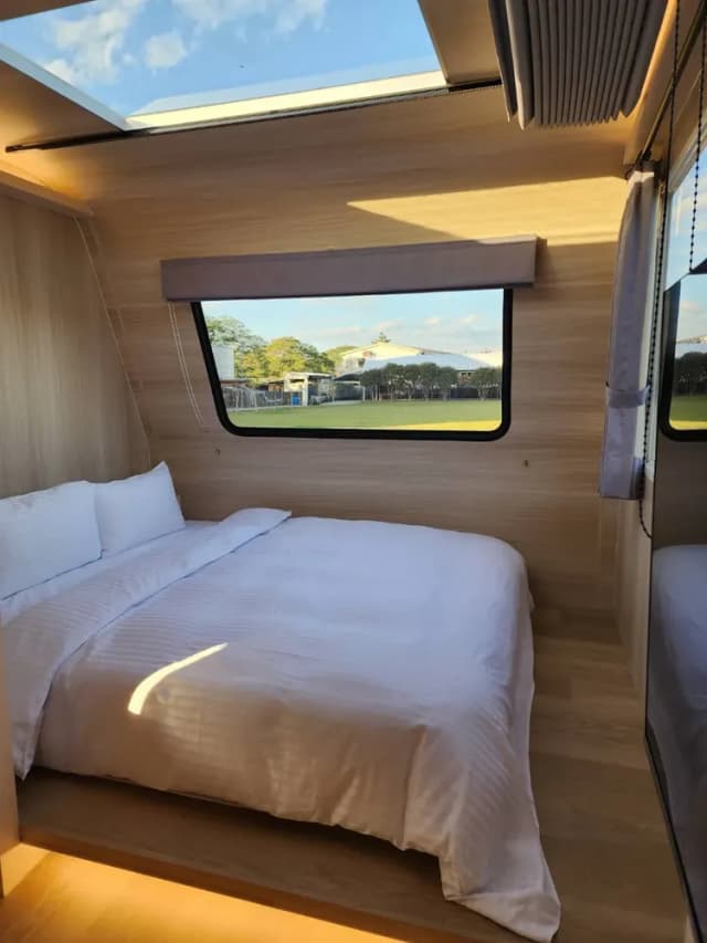 流星花園幸福樂活露營區｜全新上架！百萬夜景、三層樓高溜滑梯、親子友善步道-【懶人露營】星空露營車(一泊二食)-1