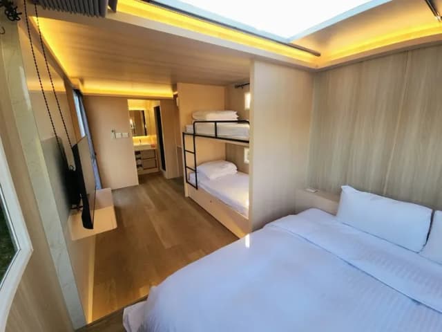 流星花園幸福樂活露營區｜全新上架！百萬夜景、三層樓高溜滑梯、親子友善步道-【懶人露營】星空露營車(一泊二食)-8