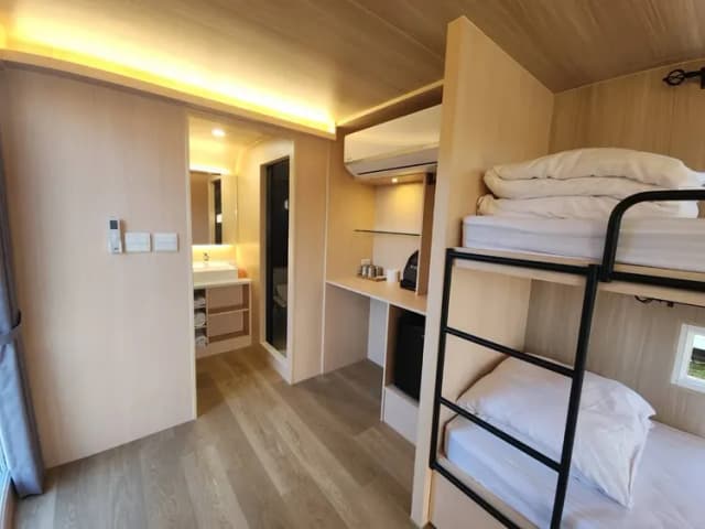 流星花園幸福樂活露營區｜全新上架！百萬夜景、三層樓高溜滑梯、親子友善步道-【懶人露營】星空露營車(一泊二食)-5