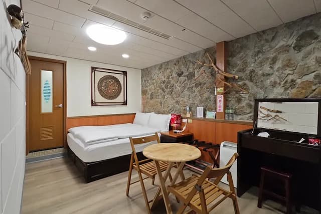 Qu Hi Home Stay-Feature Stone Room-2