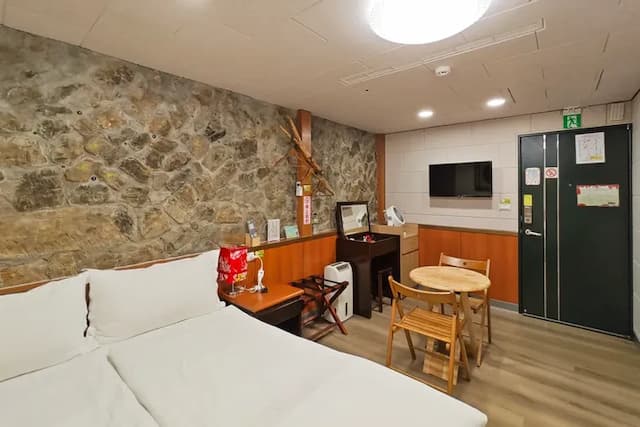 Qu Hi Home Stay-Feature Stone Room-7