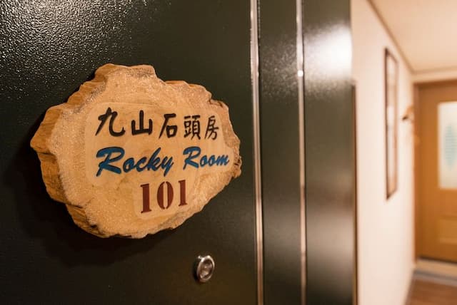 Qu Hi Home Stay-Feature Stone Room-1