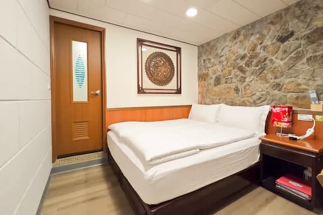 Qu Hi Home Stay-Feature Stone Room-5