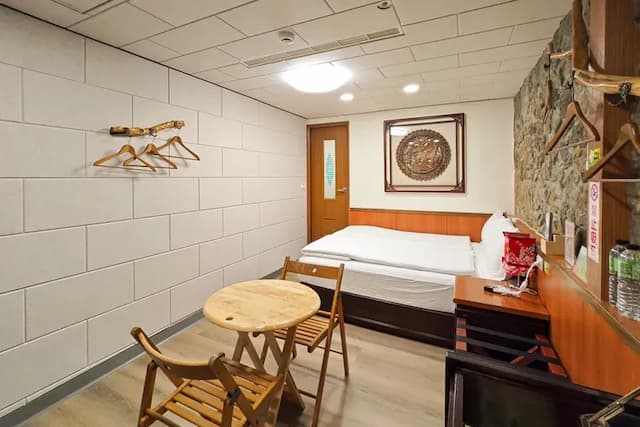 Qu Hi Home Stay-Feature Stone Room-4