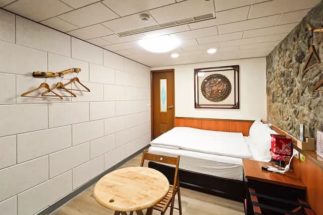 Qu Hi Home Stay-Feature Stone Room-3