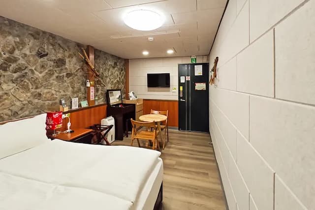 Qu Hi Home Stay-Feature Stone Room-6