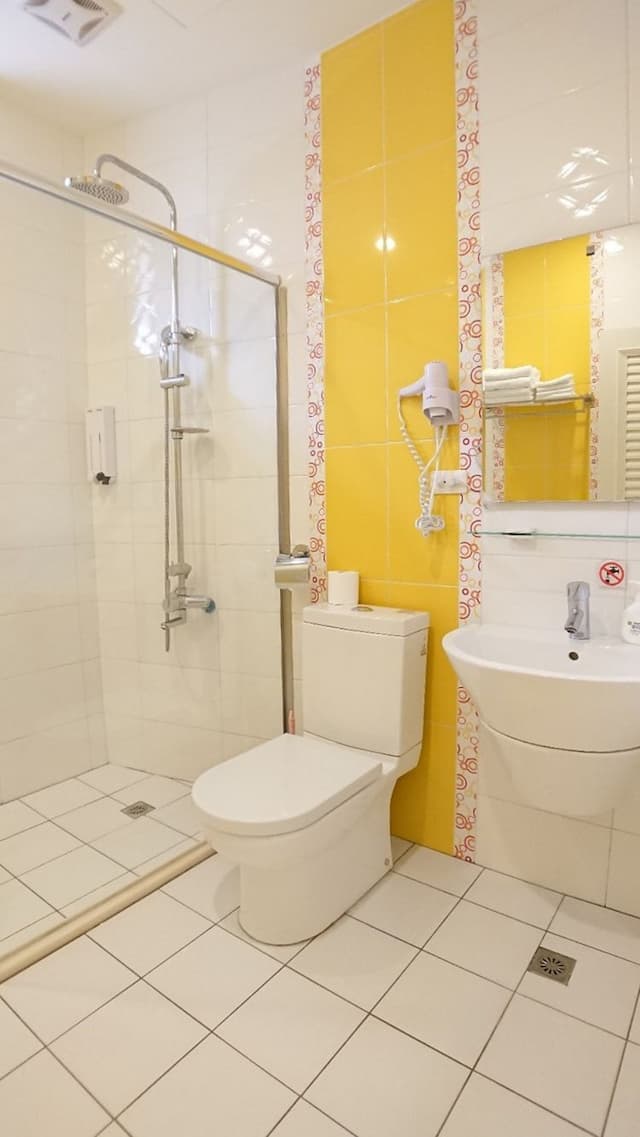 KeyInn Space-Quadruple Room with Balcony-2