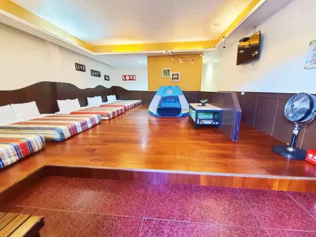 興吉木屋 - 墾丁大街只要走路7分鐘！| 室內公共空間自行車停放-木屋雙衛浴十人房-4