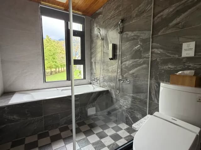 簡單生活景觀｜看見幸福民宿-豪華四人房 - 附浴缸-1