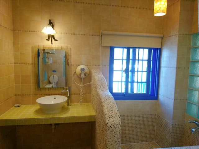 墾丁希臘風情民宿 l 備電梯、停車方便-精緻四人房-8