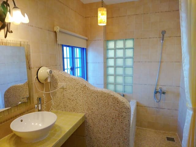 墾丁希臘風情民宿 l 備電梯、停車方便-精緻四人房-7