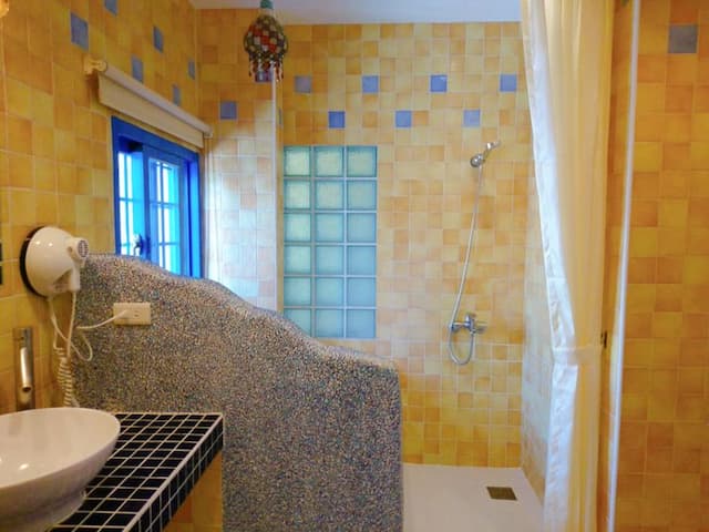 墾丁希臘風情民宿 l 備電梯、停車方便-精緻四人房-6