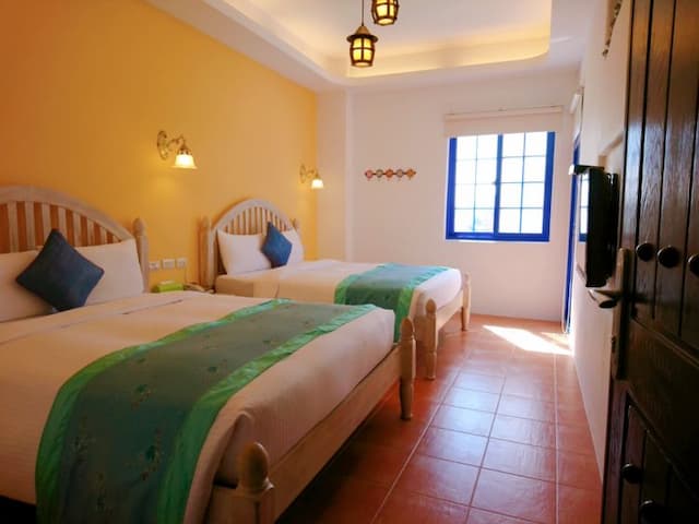 墾丁希臘風情民宿 l 備電梯、停車方便-溫馨四人房-1