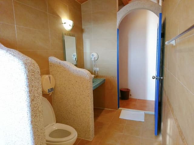 墾丁希臘風情民宿 l 備電梯、停車方便-溫馨四人房-9