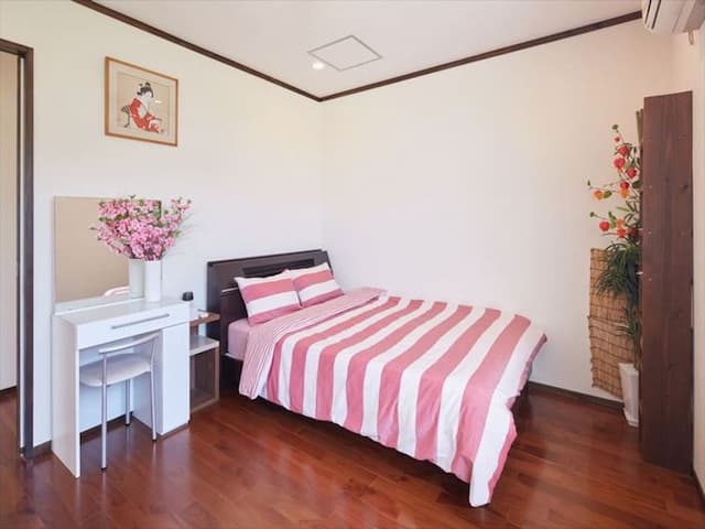 那霸機場車程25分/超市步行3分/3房1廳/最多可住12人/101㎡/免費停車位2個/觀光便利-整層二樓/適合團體或多人住宿-1