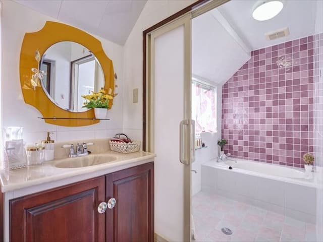 那霸機場車程25分/超市步行3分/3房1廳/最多可住12人/101㎡/免費停車位2個/觀光便利-整層二樓/適合團體或多人住宿-8